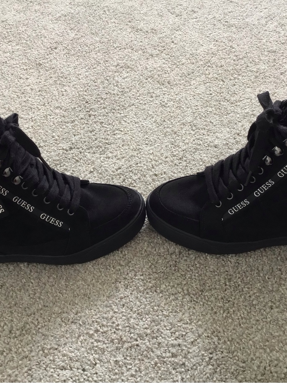 GUESS Black Faux Fur Lace-Up Women’s Wedge Sneaker Booties, size 8.5 - Picture 2 of 7